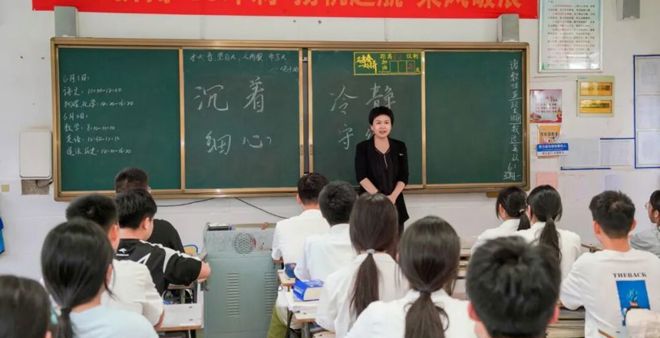 伍彩霞慰问中考备考师生 督导校园安全与教育领域专项整治工作