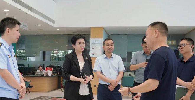 伍彩霞走访调研部分重点企业