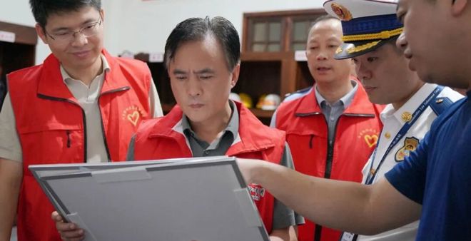 喻文飞督导“两电”消防安全夜查夜巡工作